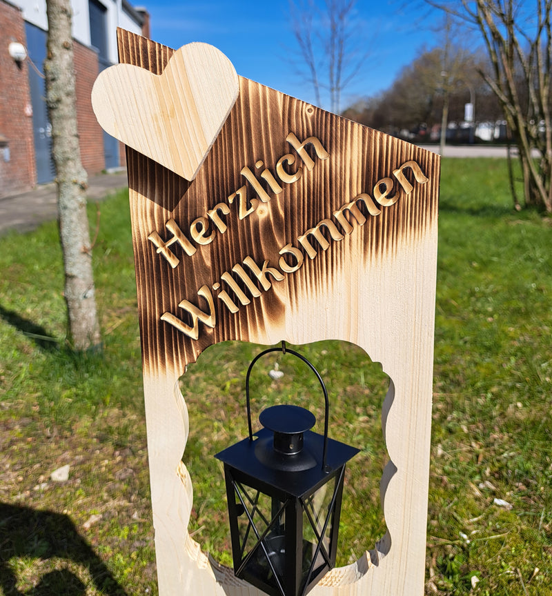 Holzaufsteller, Holz Deko Schild Holzschild Eingangsschild mit Deko Laterne Herzlich willkommen geflammt