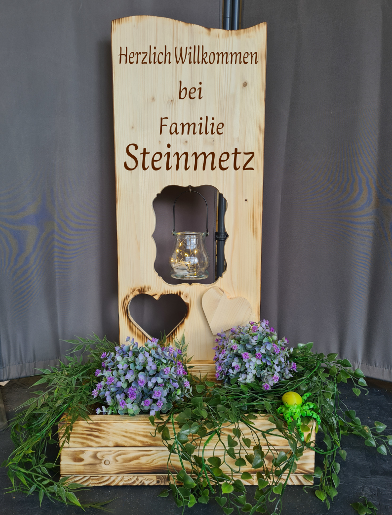 Holzaufsteller Holzschild breit mit Blumenkasten, Herzlich willkommen bei