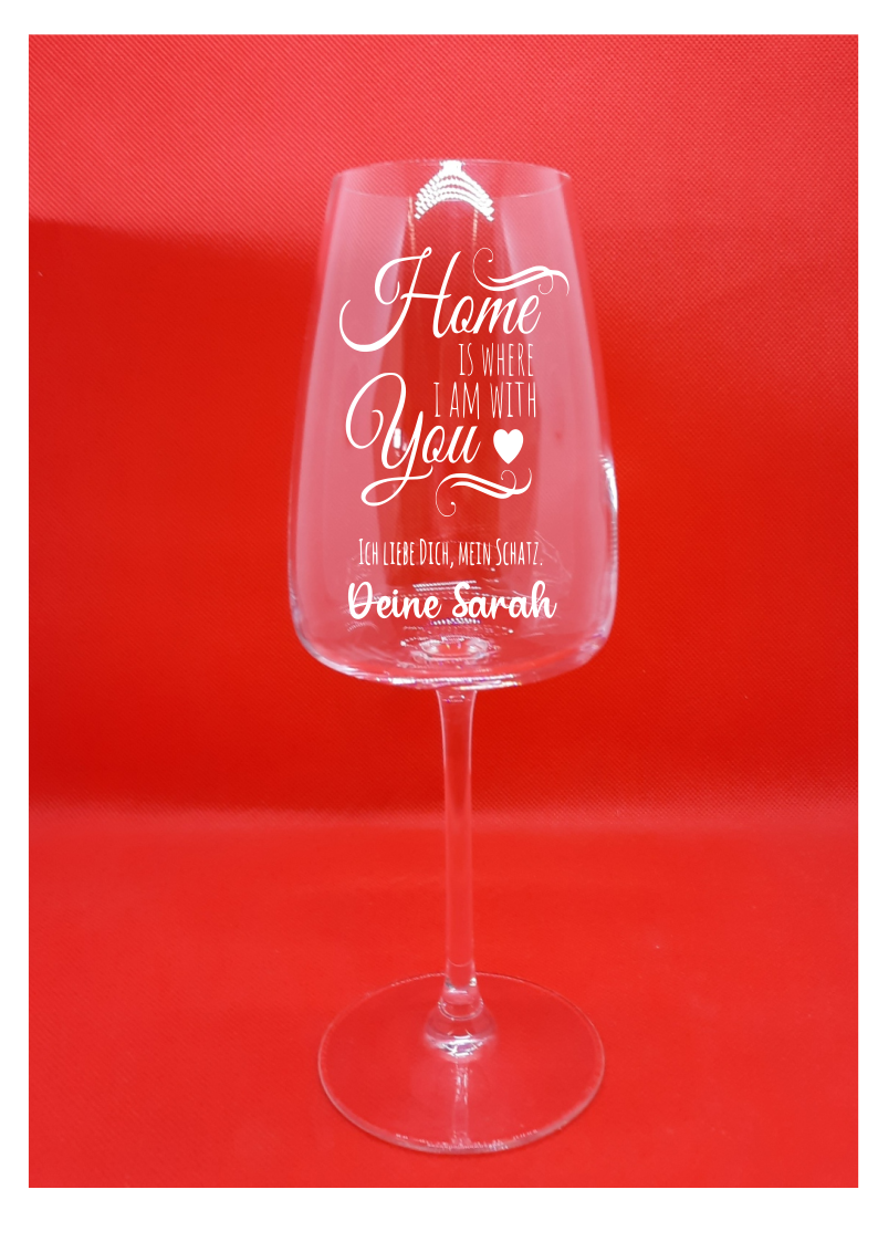 Personalisiertes Weißwein Glas mit Gravur "Home is" mit Namen