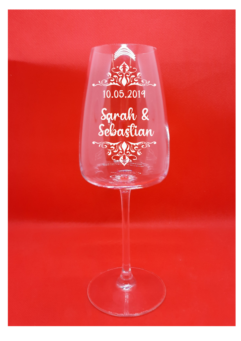 Personalisiertes Weißwein Glas mit Gravur "Ornament" mit Namen und Datum